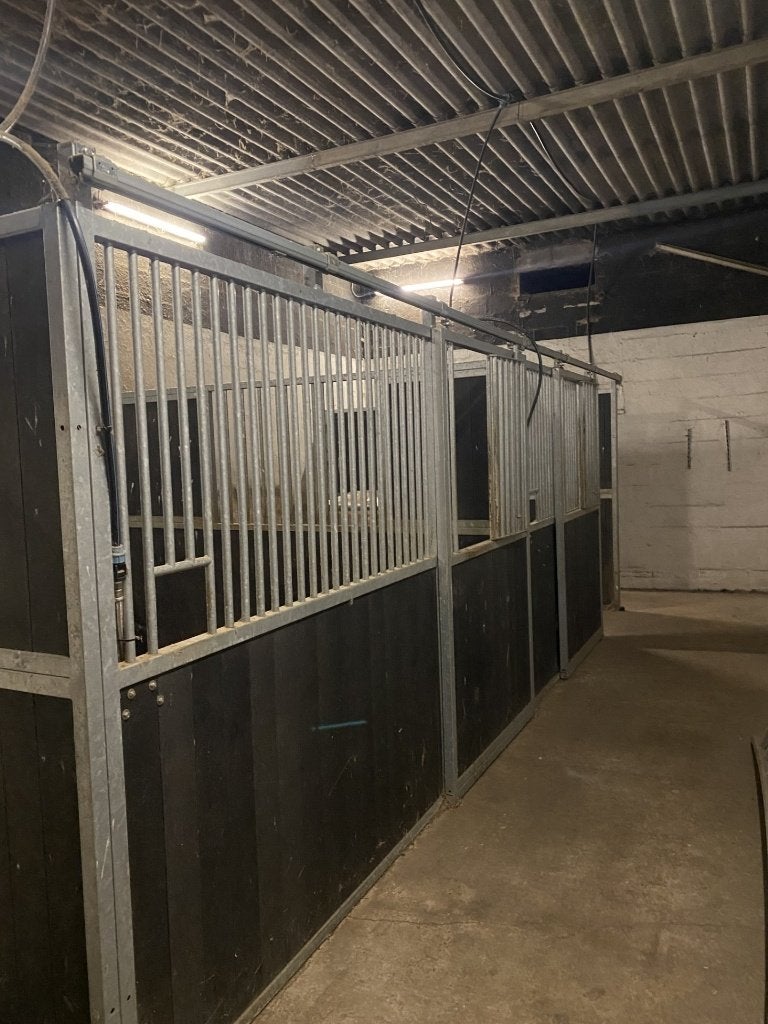 Twee paardenstallen (3.50 x 3.50 per stal), Dieren en Toebehoren, Stalling, 2 of 3 paarden of pony's
