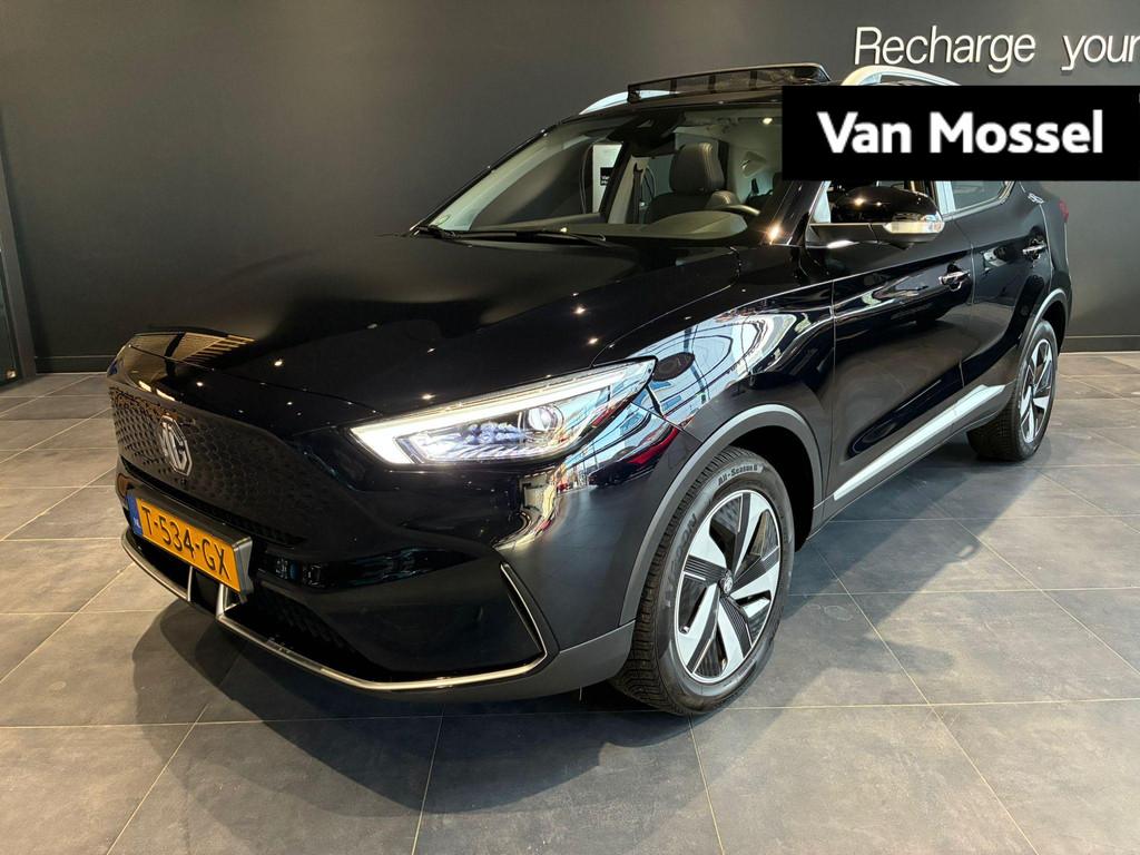 MG ZS EV Long Range Luxury 70 kWh Trekhaak | ALL Season band, Auto's, MG, 12 maanden, Gebruikt, ZS, Zwart