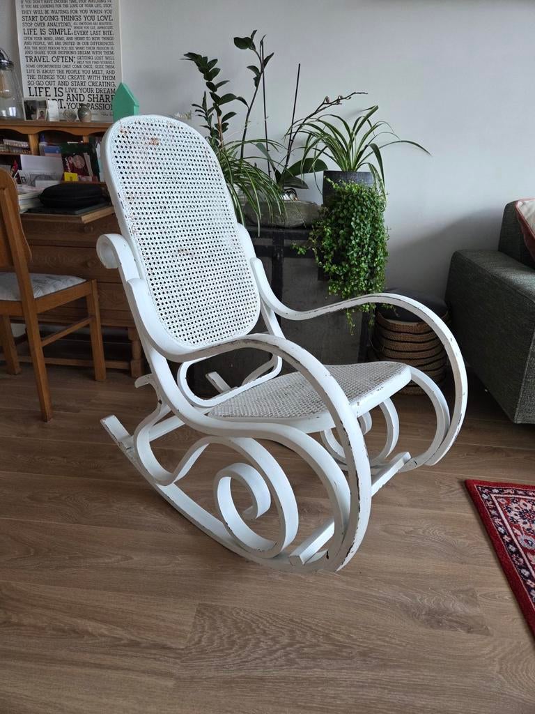 Thonet stijl schommelstoel rotan, Huis en Inrichting, Stoelen, Ophalen, Gebruikt, Wit, Eén