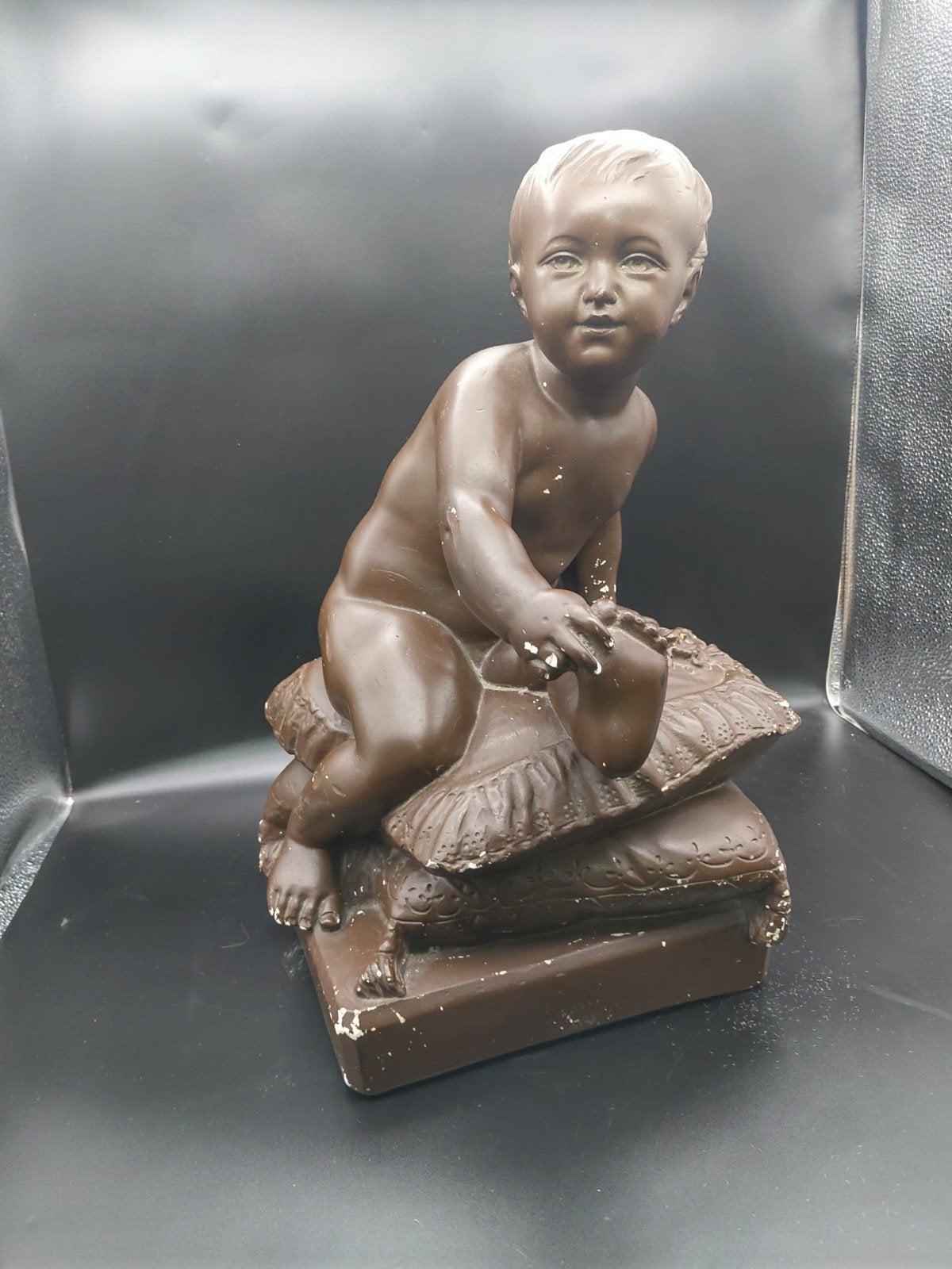 Vintage Beeld Zittende Baby op Kussens - Bronslook Gips