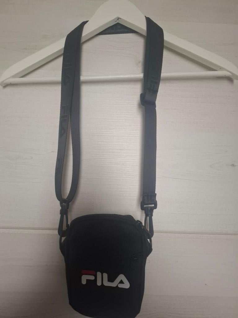 Fila schoudertasje, Sieraden, Tassen en Uiterlijk, Tassen | Schoudertassen, Ophalen of Verzenden, Zo goed als nieuw, Zwart