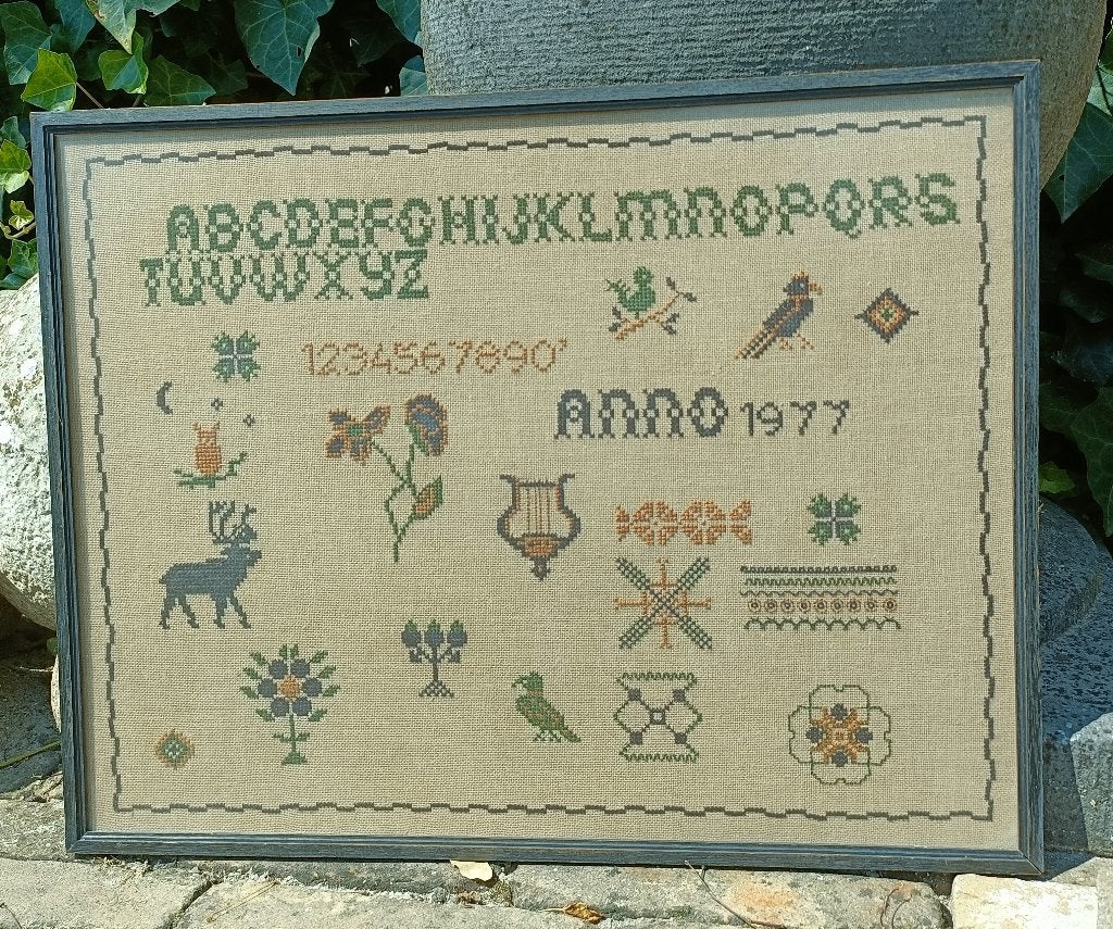 Vintage geborduurde merklap borduurlap sampler 1977 47,5x37, Hobby en Vrije tijd, Ophalen of Verzenden, Gebruikt, Handborduren