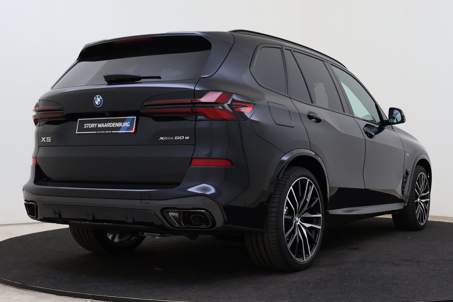 BMW X5 xDrive50e M Sport Automaat / Trekhaak / Panoramadak /, Auto's, Automaat, Dealer onderhouden, 2395 kg, Zwart