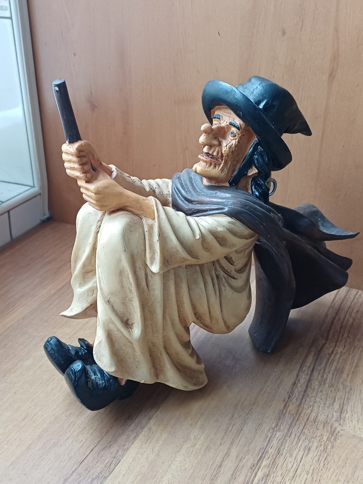 Heks op bezemsteel beeldje - Decoratief fantasy figuur, Verzamelen, Ophalen of Verzenden, Gebruikt, Fantasy