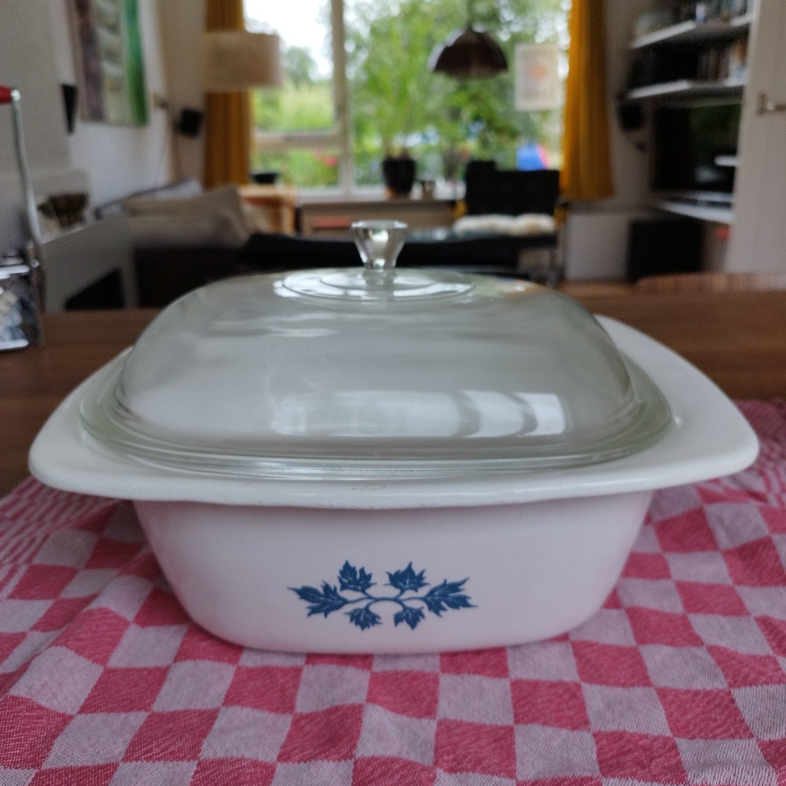 Grote Vintage Pyrex Ovenschaal met Deksel - Blauw Bladmotief, Ophalen of Verzenden, Steen/keramiek, Wit, Overige merken