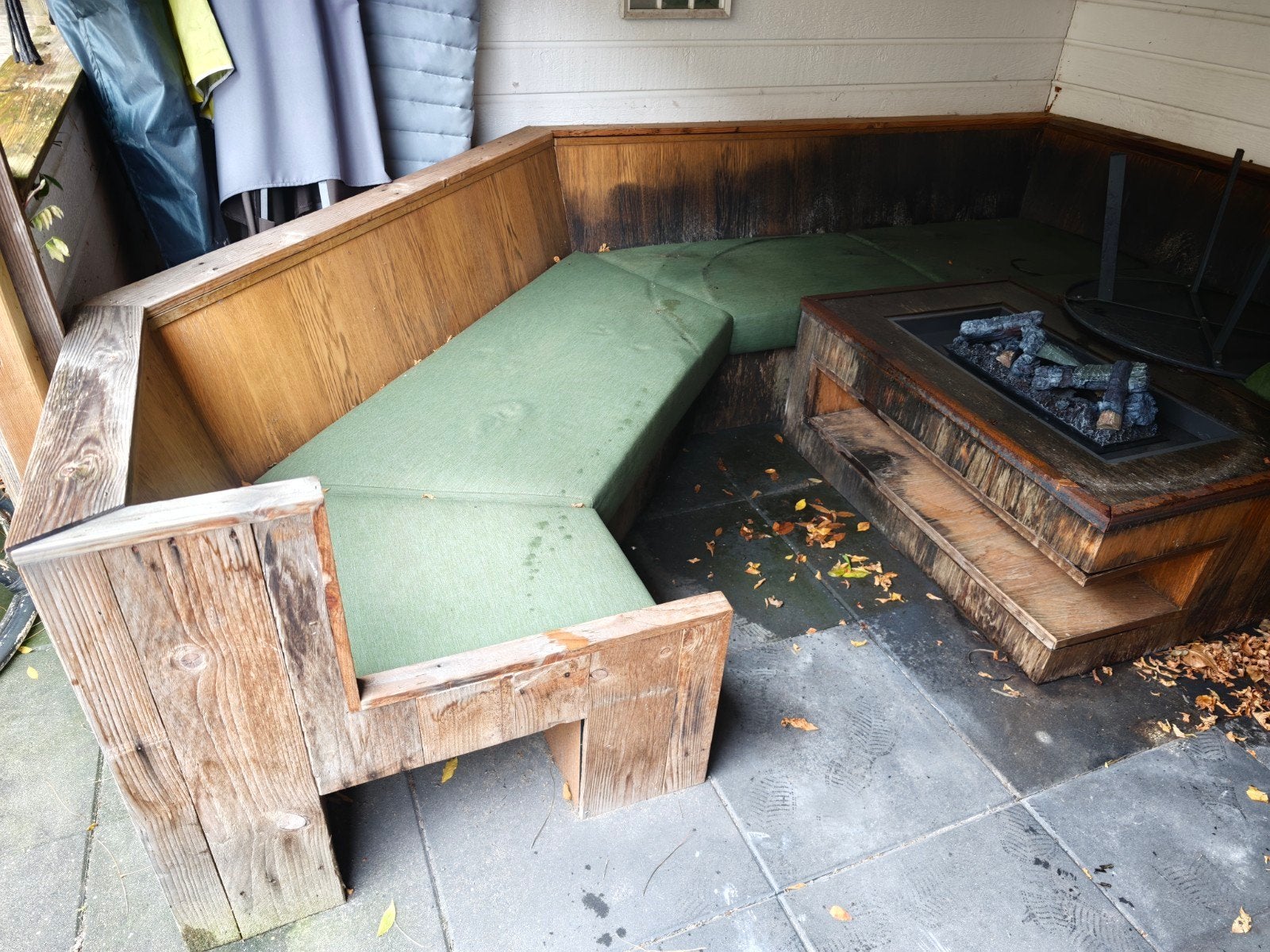 Houten loungebank met tafeltje met sierhaard, Ophalen, Gebruikt