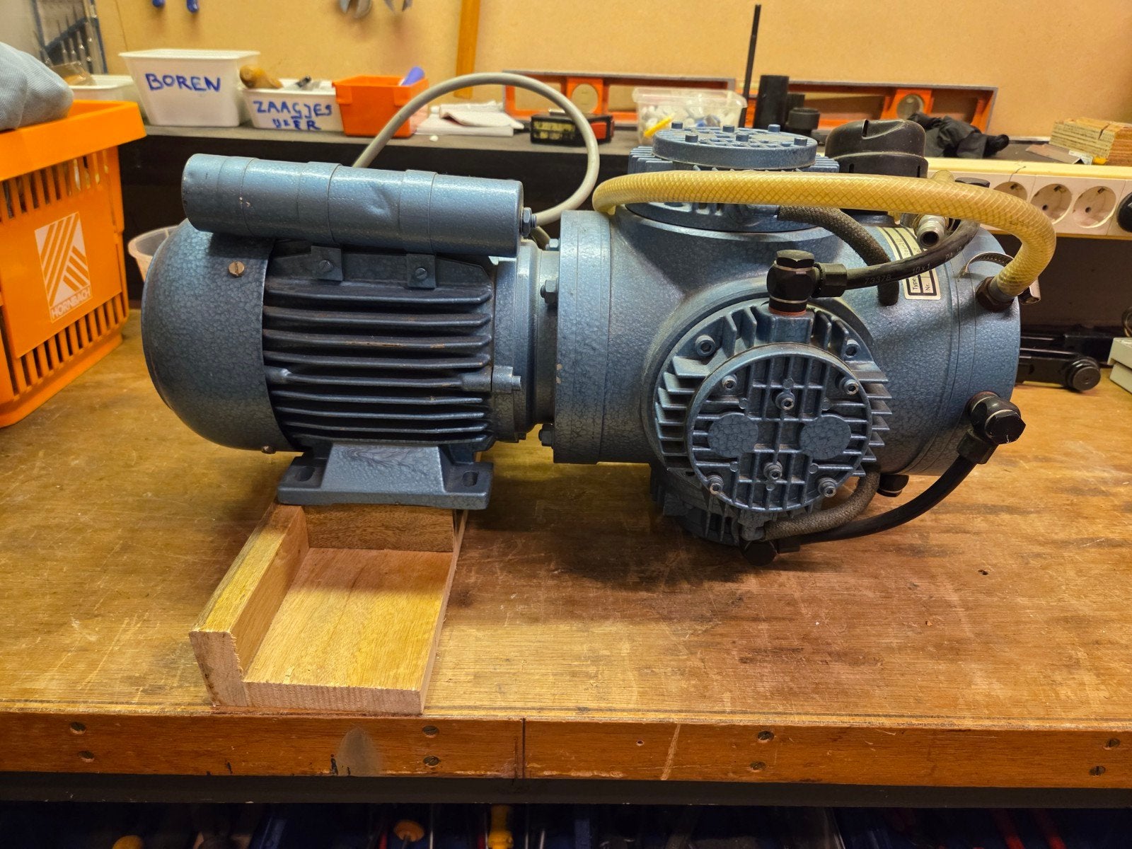 KNF Neuberger VDE 0530 Vacuümpomp / Compressor, Ophalen, Gebruikt, Minder dan 200 liter/min, Minder dan 6 bar