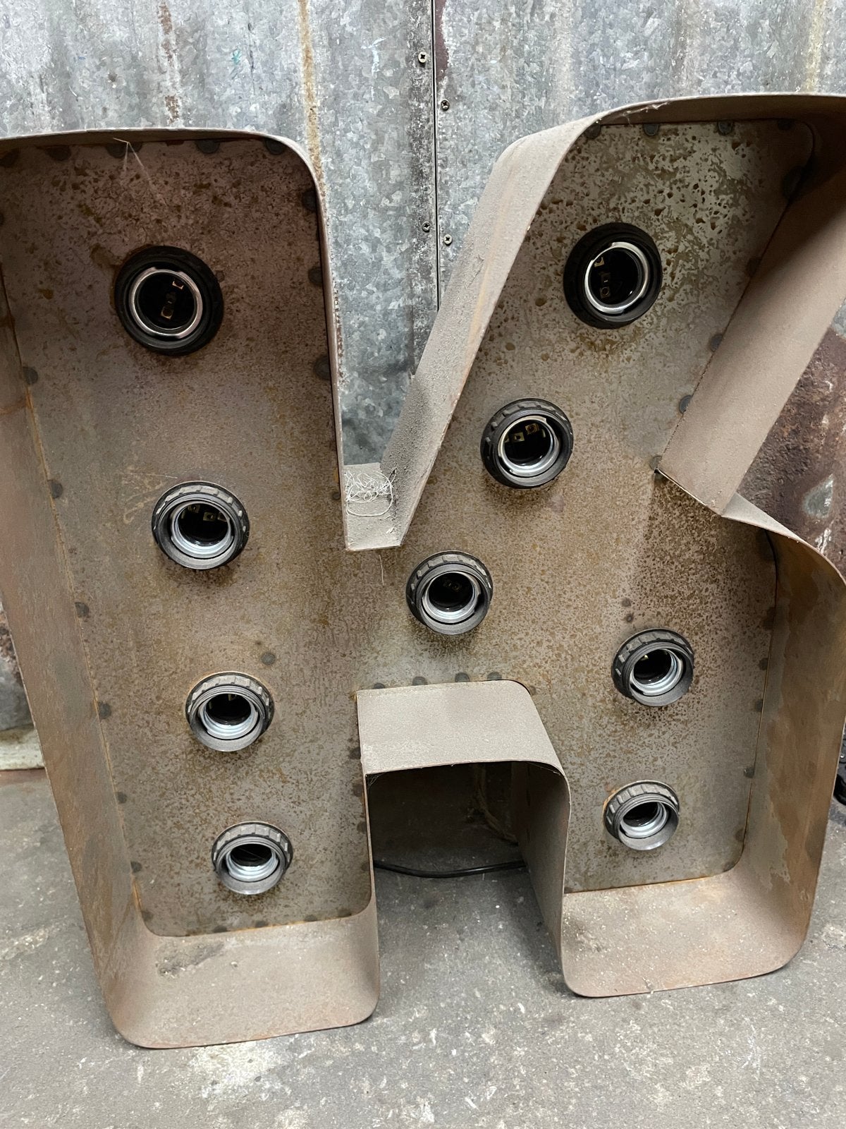 Metalen letter K met verlichting - Industriële stijl, Metaal, Gebruikt, Industrieel, Ophalen of Verzenden