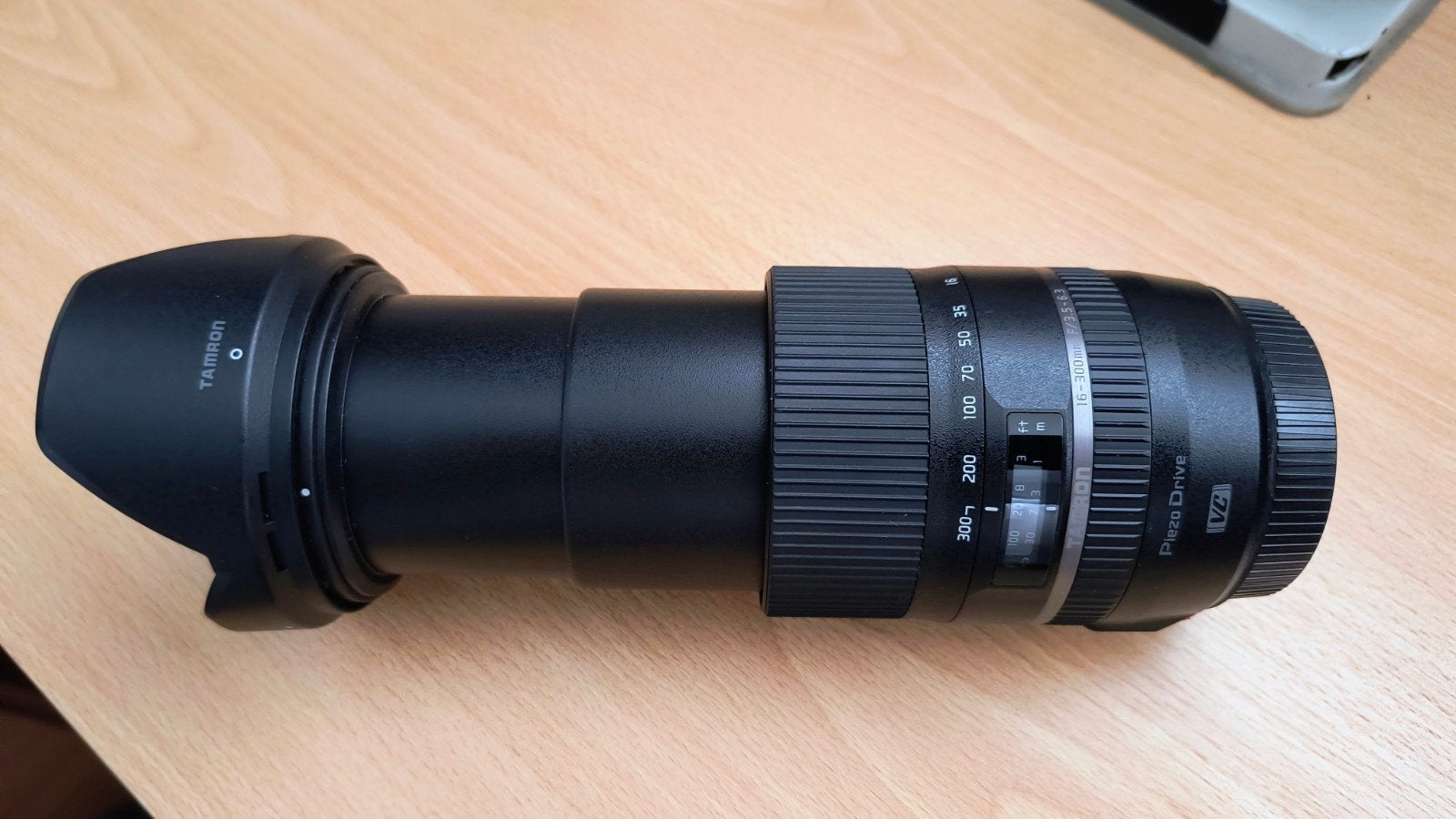 Tamron 16-300mm F/3.5-6.3 Di II VC PZD lens met zonnekap, Audio, Tv en Foto, Fotografie | Lenzen en Objectieven, Ophalen of Verzenden