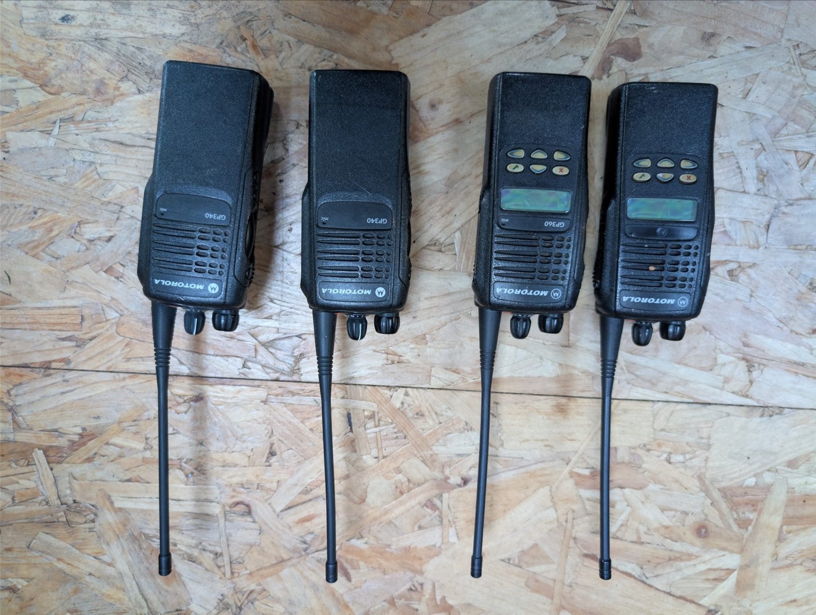 Motorola portofoonset en oplaadstation, Ophalen, Gebruikt, 5 tot 15 km, Portofoon of Walkie-talkie