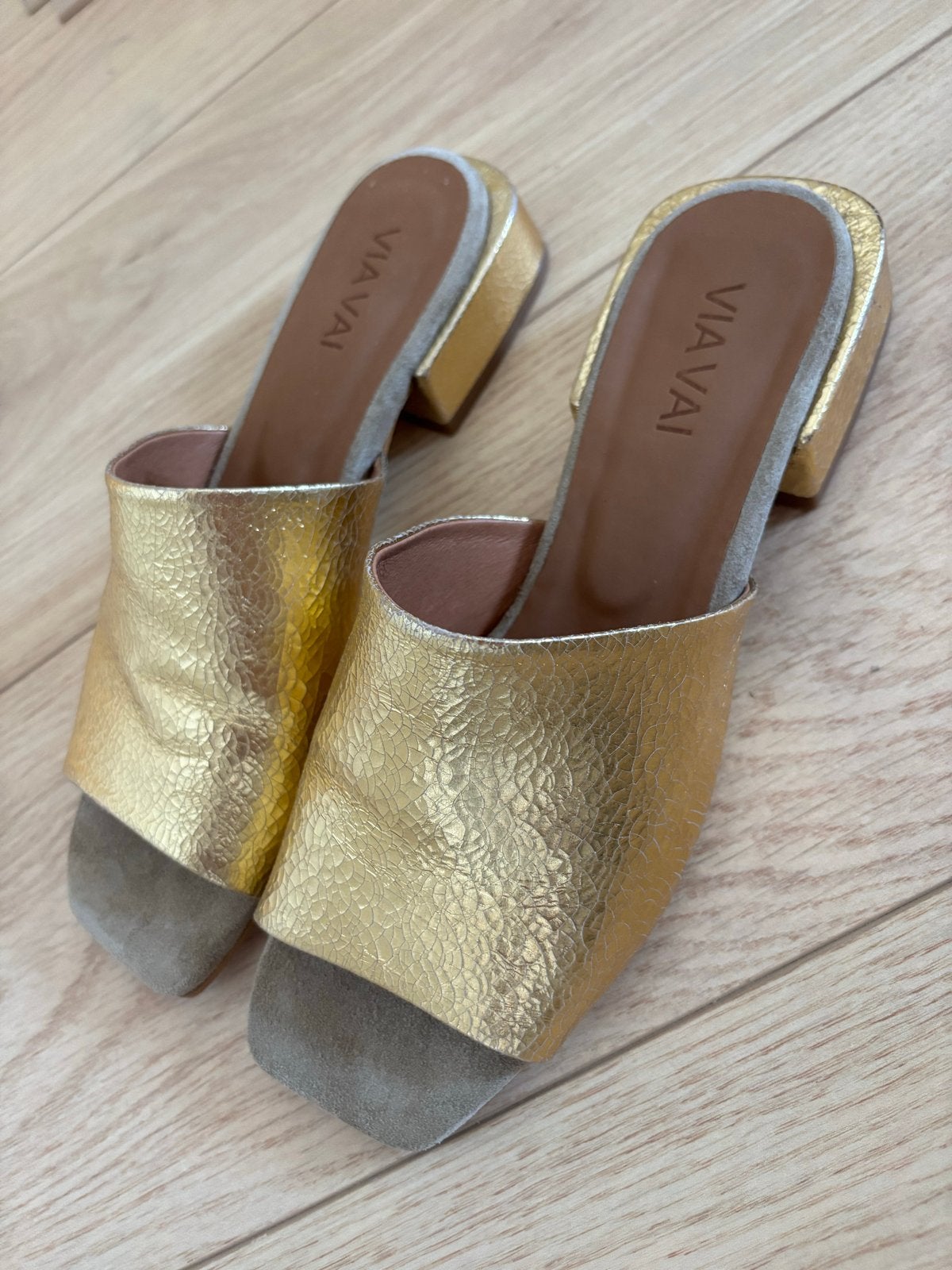 Nieuwe Gouden Via Vai sandalen, Kleding | Dames, Schoenen, Ophalen of Verzenden, Zo goed als nieuw, Overige kleuren, Sandalen of Muiltjes