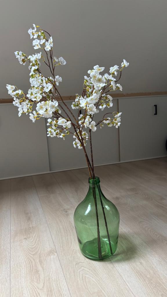 Groene ballonvaas met witte bloesem, Huis en Inrichting, Woonaccessoires | Vazen, Ophalen of Verzenden, Groen, Glas, Minder dan 50 cm