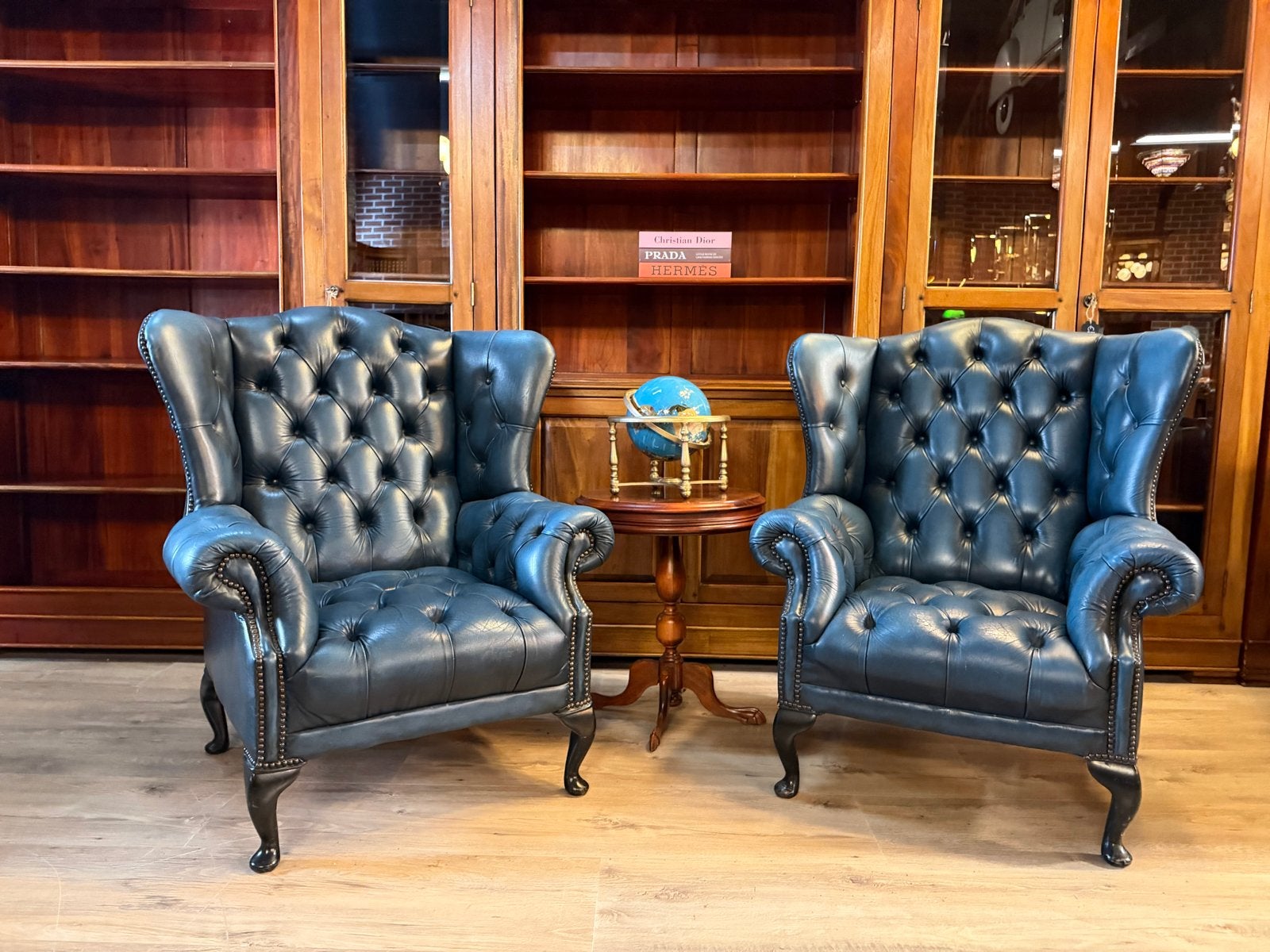 Set van 2 gecapitonneerde Chesterfield oorfauteuils, Huis en Inrichting, Ophalen, Gebruikt, Chesterfield junkie, Goesem engelsstraat 7