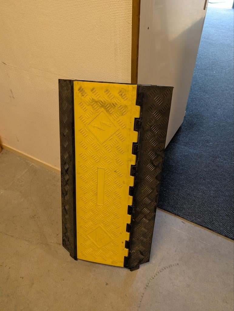 3 stuks Kabeldrempel - Kabelgoot - Kabelbeschermer, Ophalen of Verzenden, Gebruikt, Overige typen