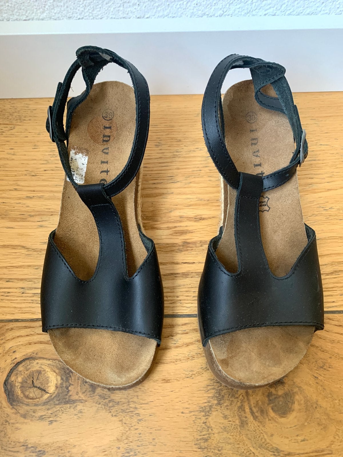 Invito zwarte leren sleehak sandalen maat 39, Zwart, Zo goed als nieuw, Sandalen of Muiltjes, Ophalen of Verzenden