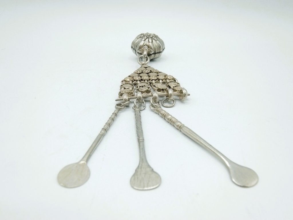 Zilveren poederdoos met hangers, India, Antiek en Kunst, Antiek | Goud en Zilver, Verzenden, Zilver