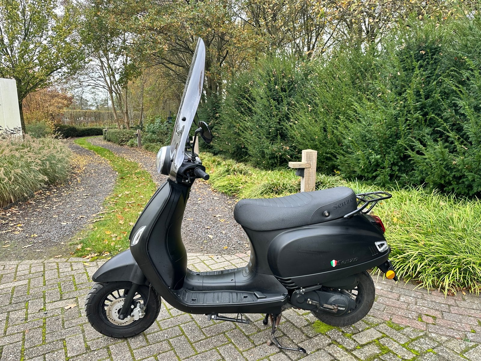 Senzo Rivalux Scooter Mat Zwart - 25km/u - Zo goed als nieuw, Ophalen, Zo goed als nieuw, Benzine, Overige merken