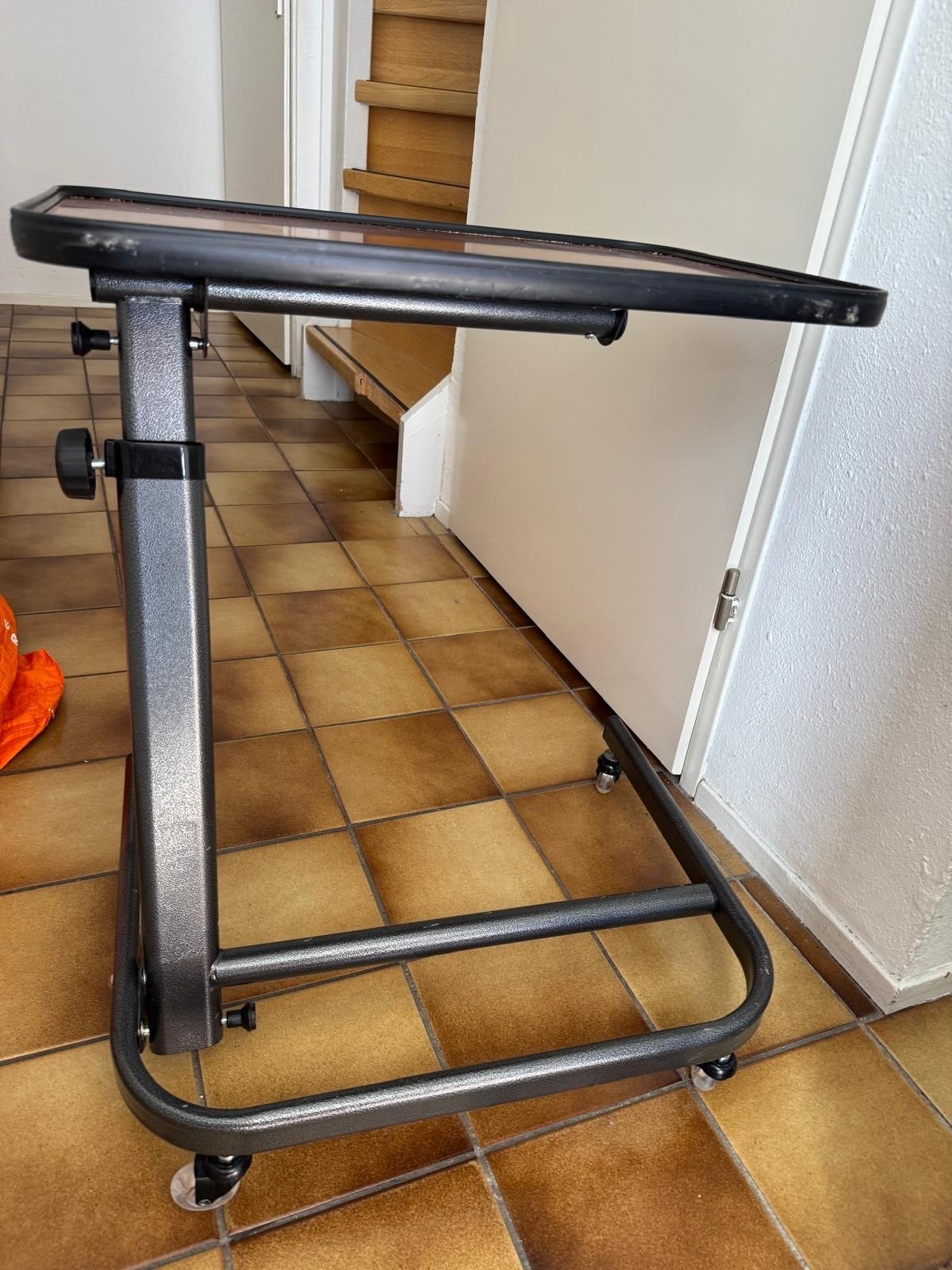 Verrijdbare bijzettafel - in hoogte verstelbaar, Huis en Inrichting, Ophalen, Metaal of Aluminium, 55 tot 75 cm, Zo goed als nieuw
