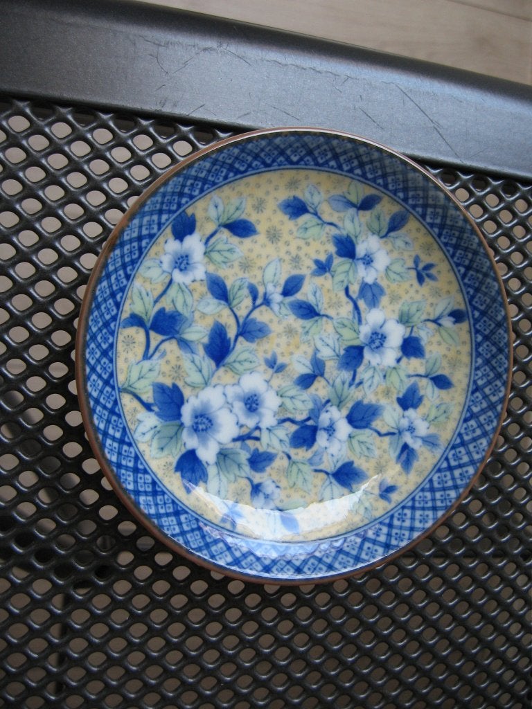 Prachtig Chinees bordje m. vergeetmijnietjes decor. €10,00, Ophalen of Verzenden, Nieuw, Porselein, Bord of Schaal