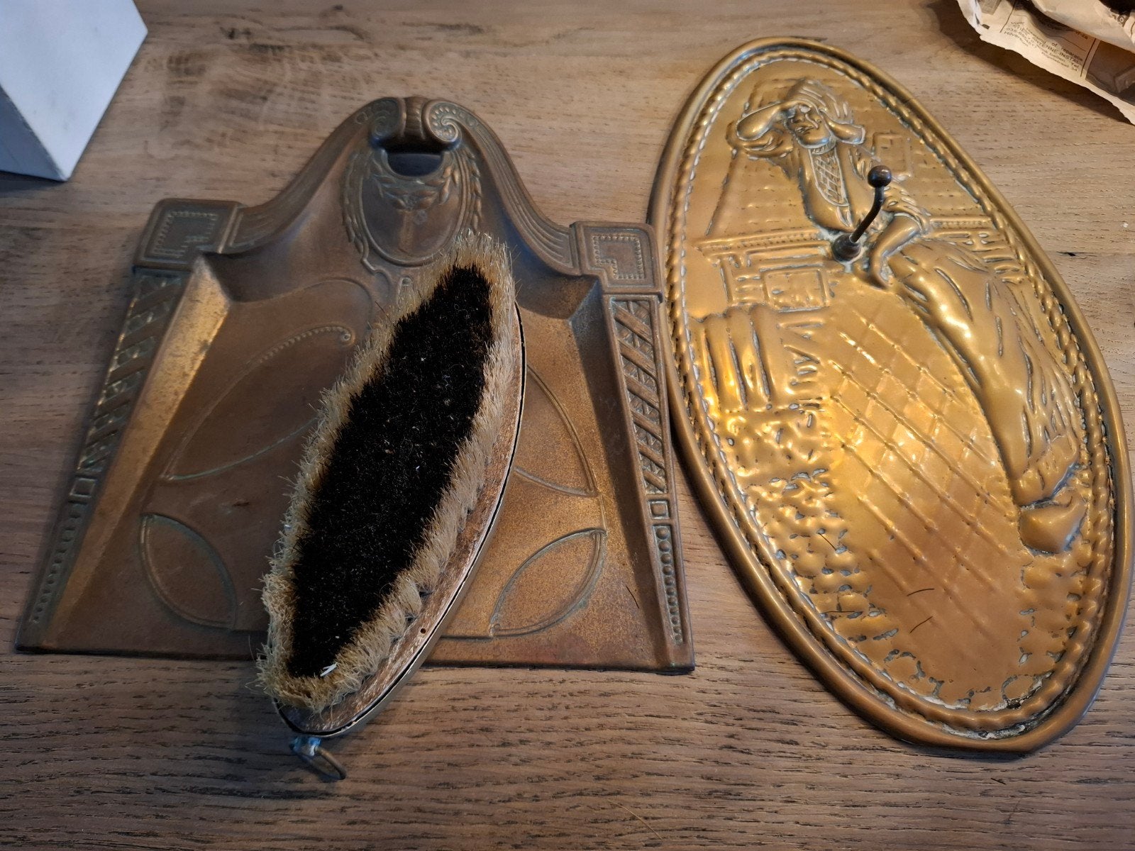 Antieke kruimeldief met borstel en wandhouder, Ophalen of Verzenden, Koper