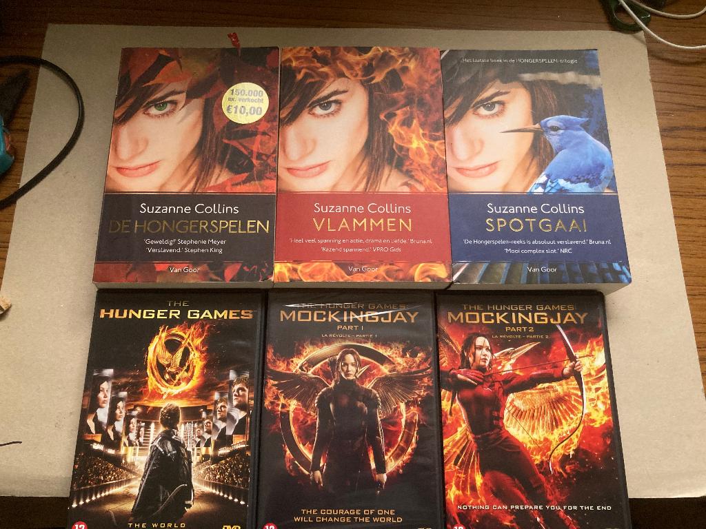 T.K. De Hongerspelen Vlammen en Spotgaai van Suzanne Collins, Boeken, Ophalen of Verzenden, Zo goed als nieuw, Suzanne Collins
