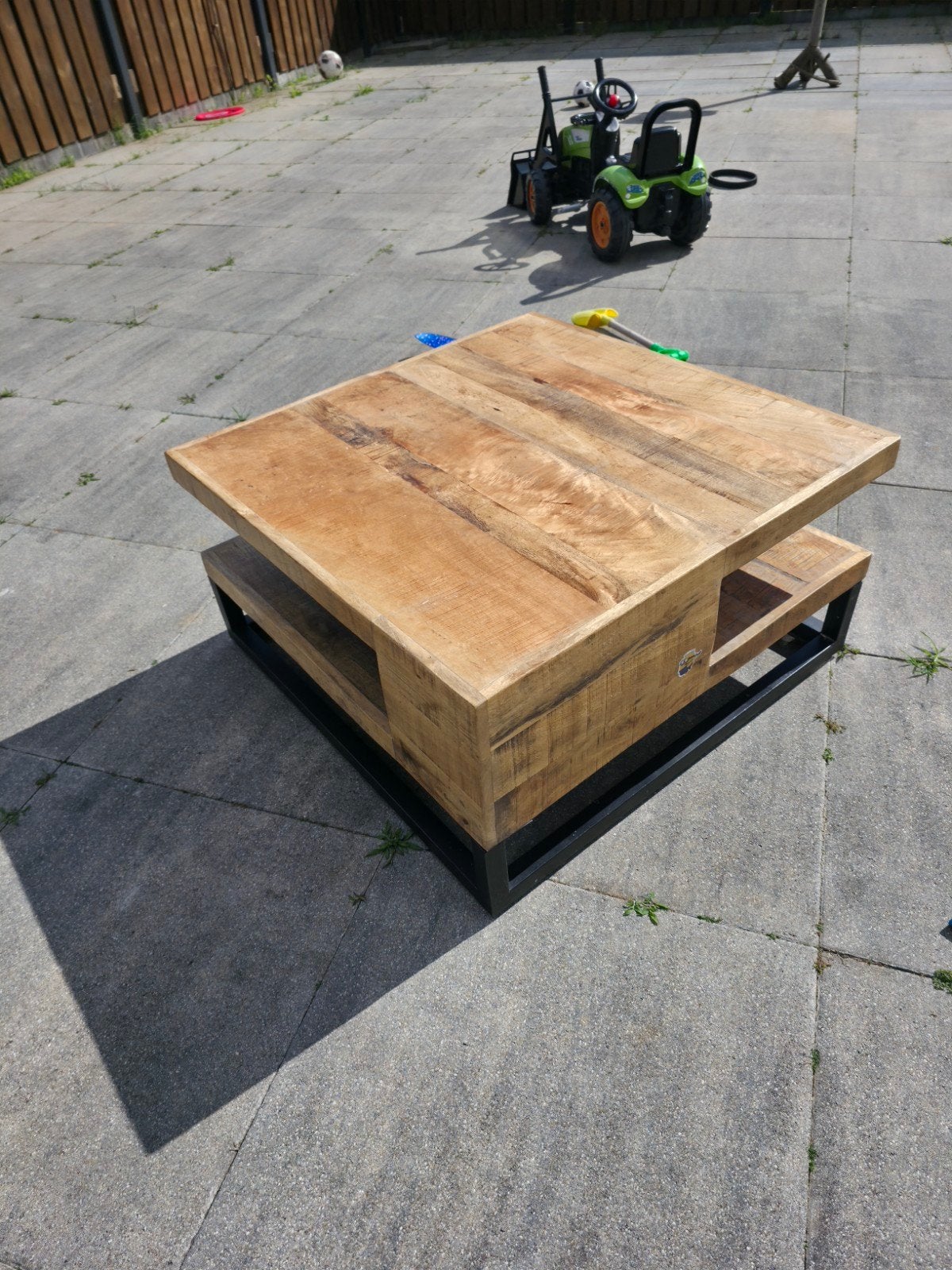 Salontafel van mangohout met metalen onderstel, Huis en Inrichting, Tafels | Salontafels, 50 tot 100 cm, Vierkant, Industrieel, Modern