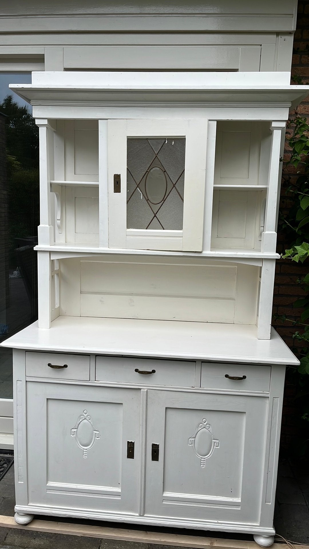 Prachtig witte buffetkast met glas in lood glas, Ophalen, Gebruikt, 100 tot 150 cm, Met lade(s)