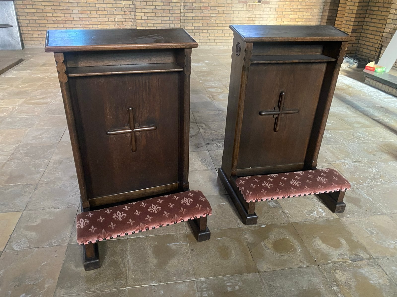 Antieke bidbanken (2 stuks) - Eikenhout met kruisdetail, Ophalen