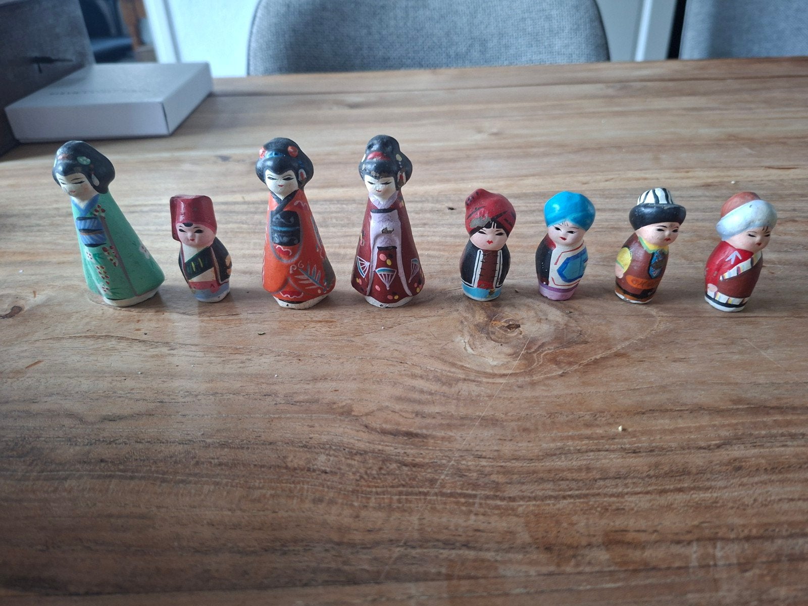 Set van 8 Chinese kleibeeldjes traditionele kleding Kokeshi, Ophalen of Verzenden, Gebruikt, Mens
