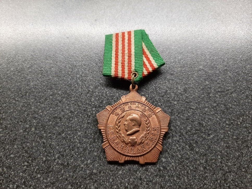 China  -  medaille met afbeelding  Mao., Postzegels en Munten, Ophalen of Verzenden, Overige materialen