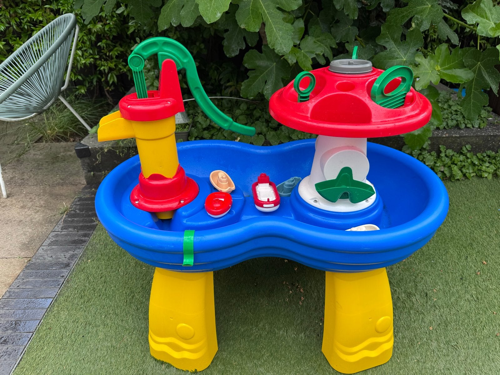 Water- en zandtafel met pomp en accessoires, Ophalen, Gebruikt