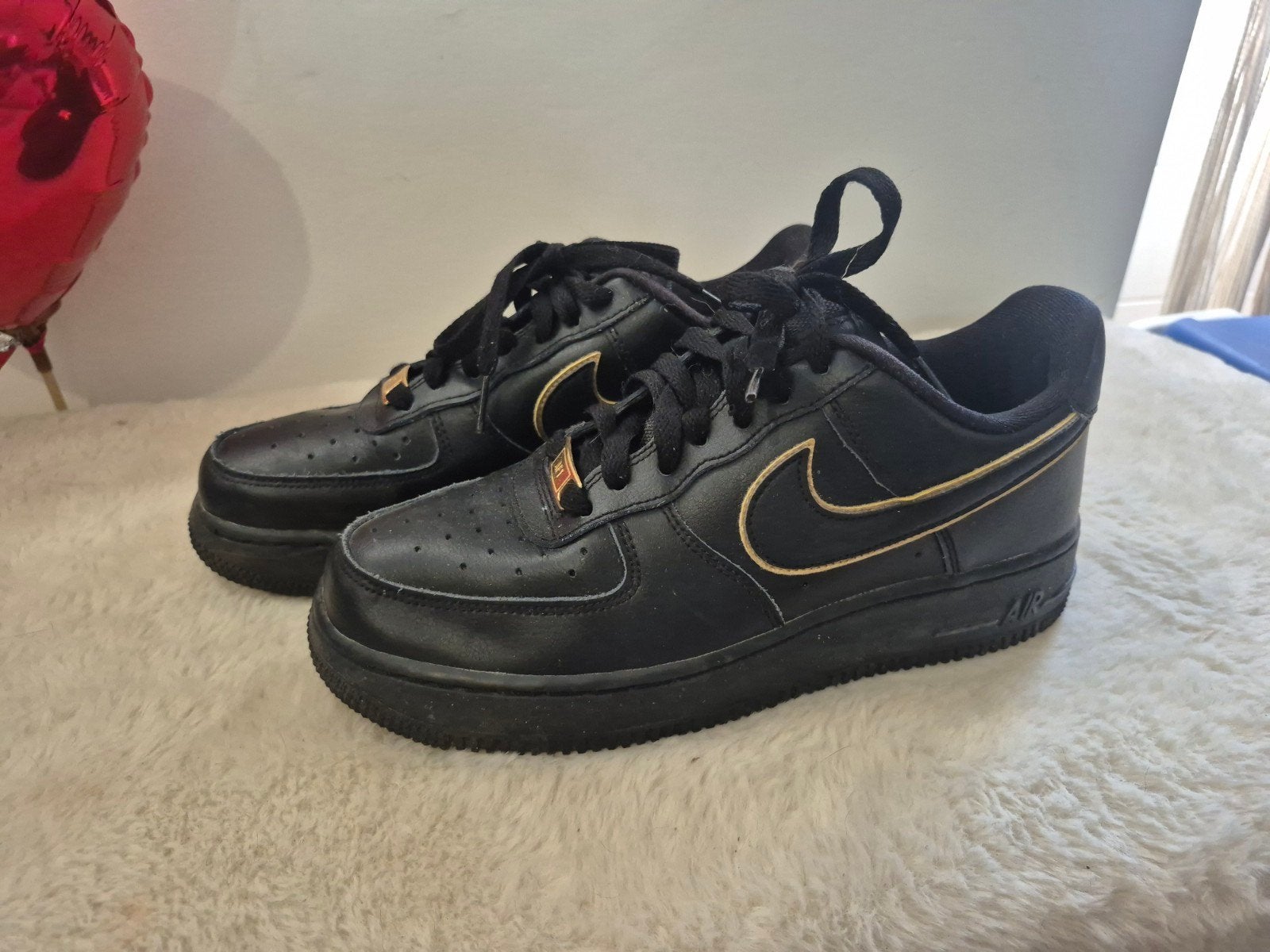 Nike Air Force 1 Zwart Goud Sneakers, Kleding | Dames, Schoenen, Ophalen of Verzenden
