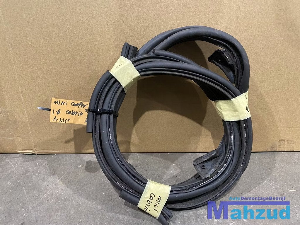 MINI COOPER ONE R52 achterklep rubber 2004-2008, Gebruikt, Ophalen of Verzenden, Customer.service@mini.co.uk, Mini