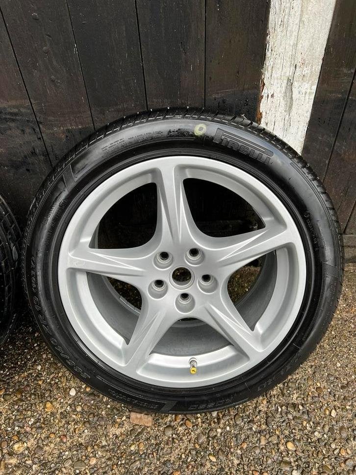 Ferrari 612 scaglietti velgen 18? 19? 5x114,3 pirelli tpms, Auto-onderdelen, Banden en Velgen, Gebruikt, Banden en Velgen, Niet ingevuld