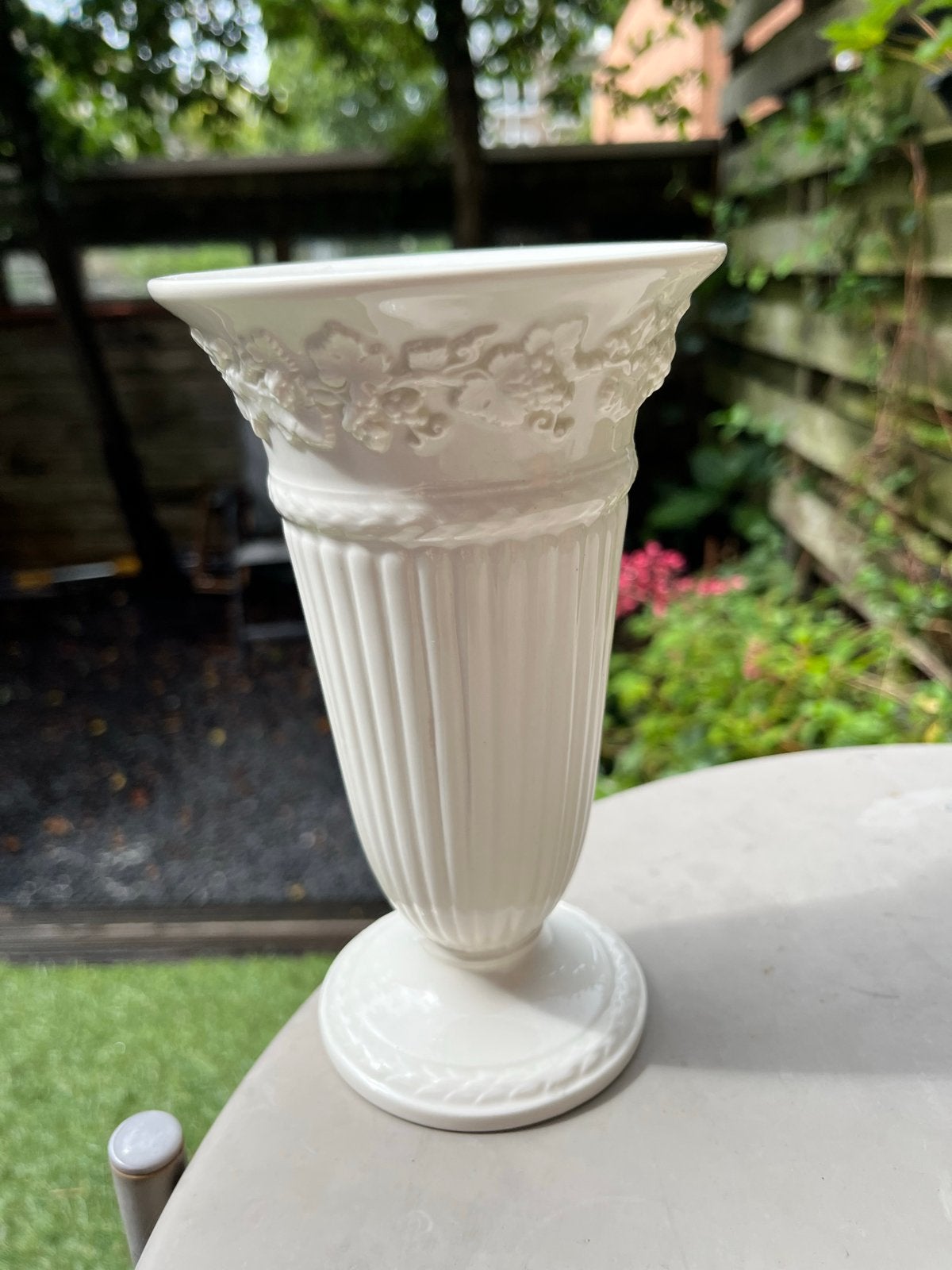Wedgwood Queensware Vaasje - Crèmekleurig met Reliëf, Ophalen of Verzenden
