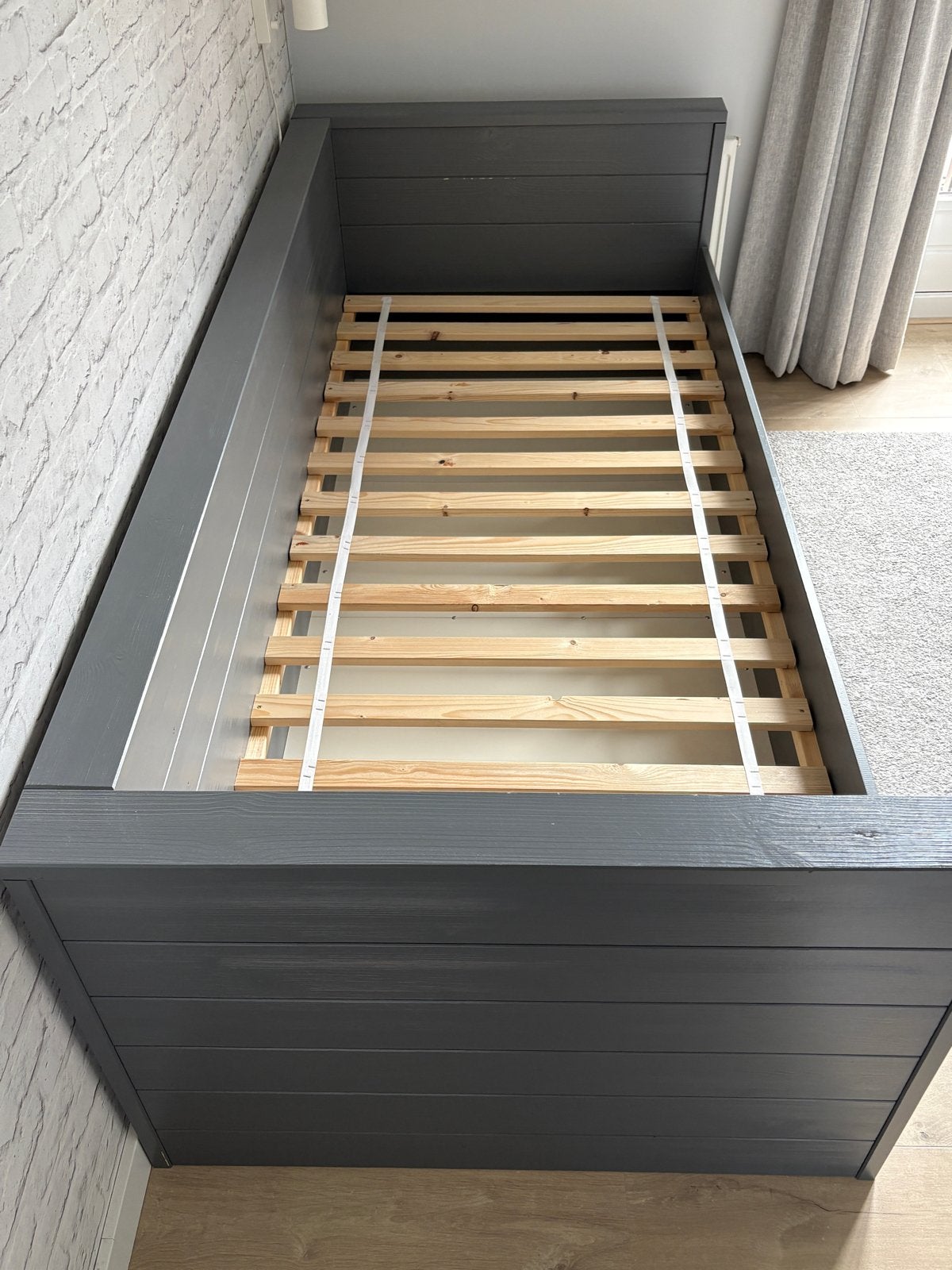Woood Dennis bedbank met opberglade - kleur: donkergrijs, Huis en Inrichting, Slaapkamer | Bedden, Ophalen, Gebruikt, 90 cm, Eenpersoons