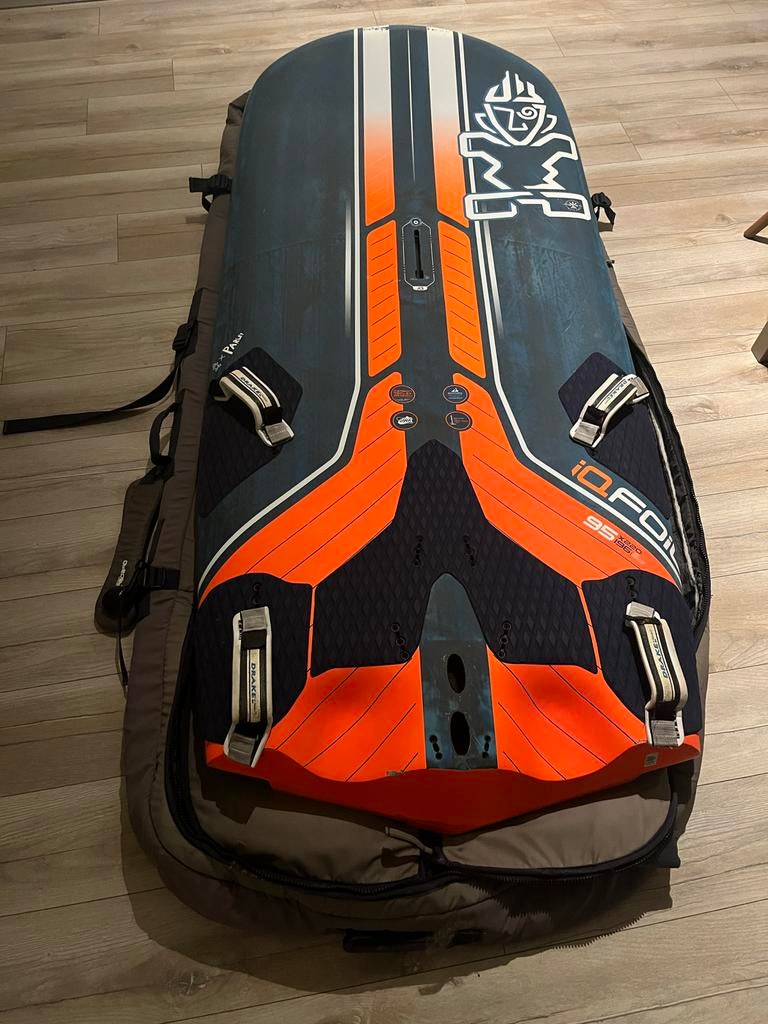 Iqfoil board - Zo goed als nieuw, Watersport en Boten, Windsurfen, Zo goed als nieuw, Plank, Minder dan 250 cm, Met draagtas, Ophalen of Verzenden