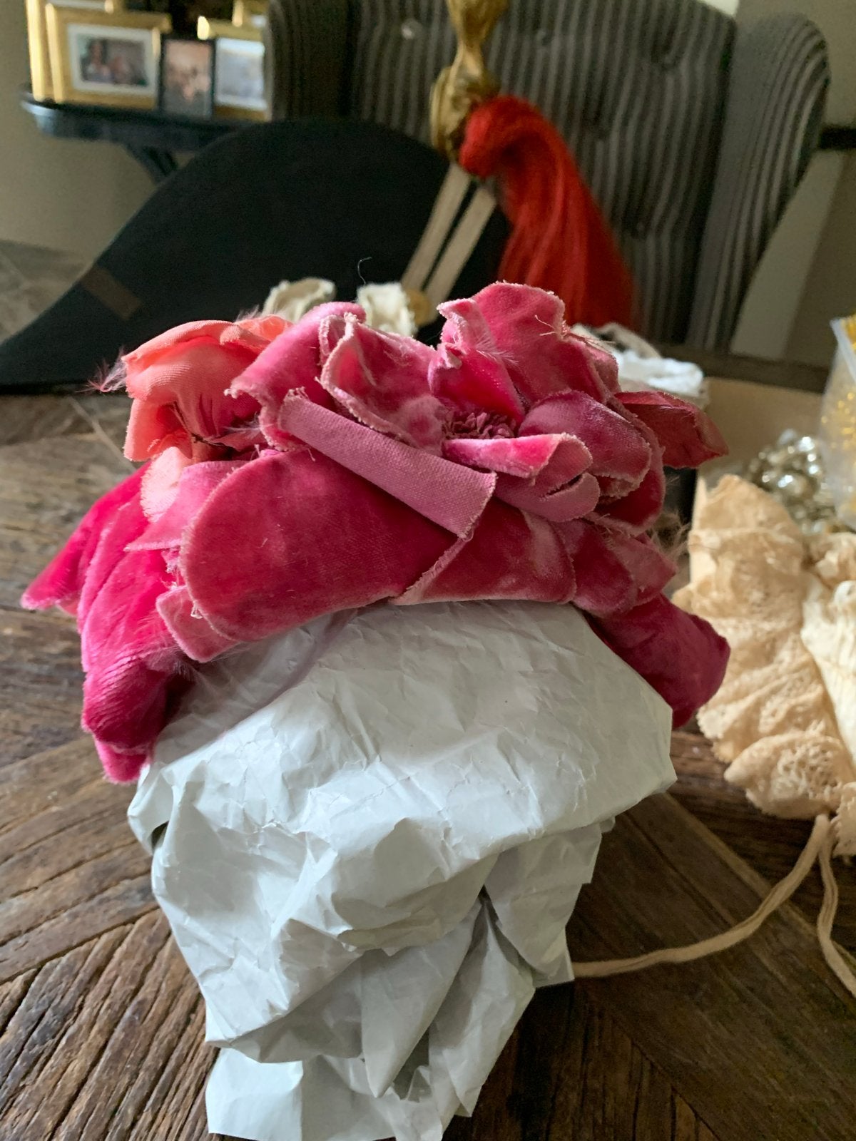 Antieke Franse Bonnet met Roze Fluweel en Stof Bloemen, Antiek en Kunst, Antiek | Kleding en Accessoires, Ophalen of Verzenden