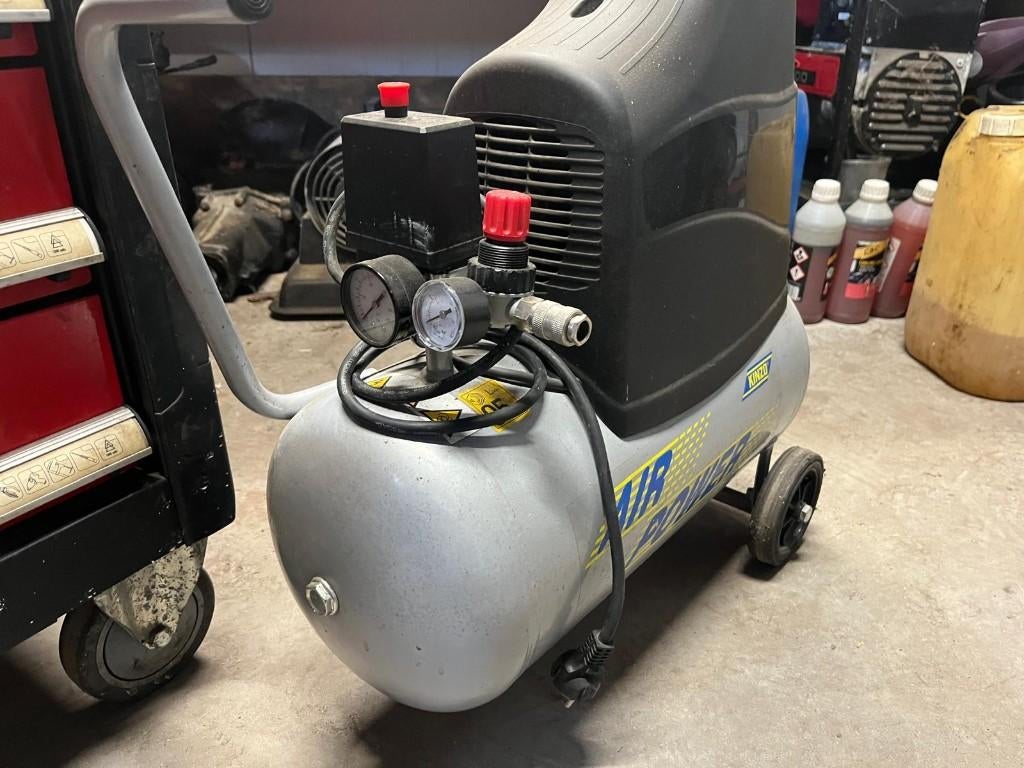 Kinzo 31L427 Compressor | Werkend | 25L | Goede staat, Ophalen, Gebruikt, 6 tot 10 bar, Minder dan 200 liter/min