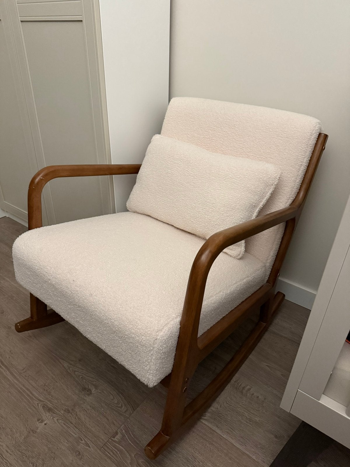 Lorens schommelstoel walnoot kleurig hout en Creme boucle, Ophalen, Zo goed als nieuw, Hout, 50 tot 75 cm