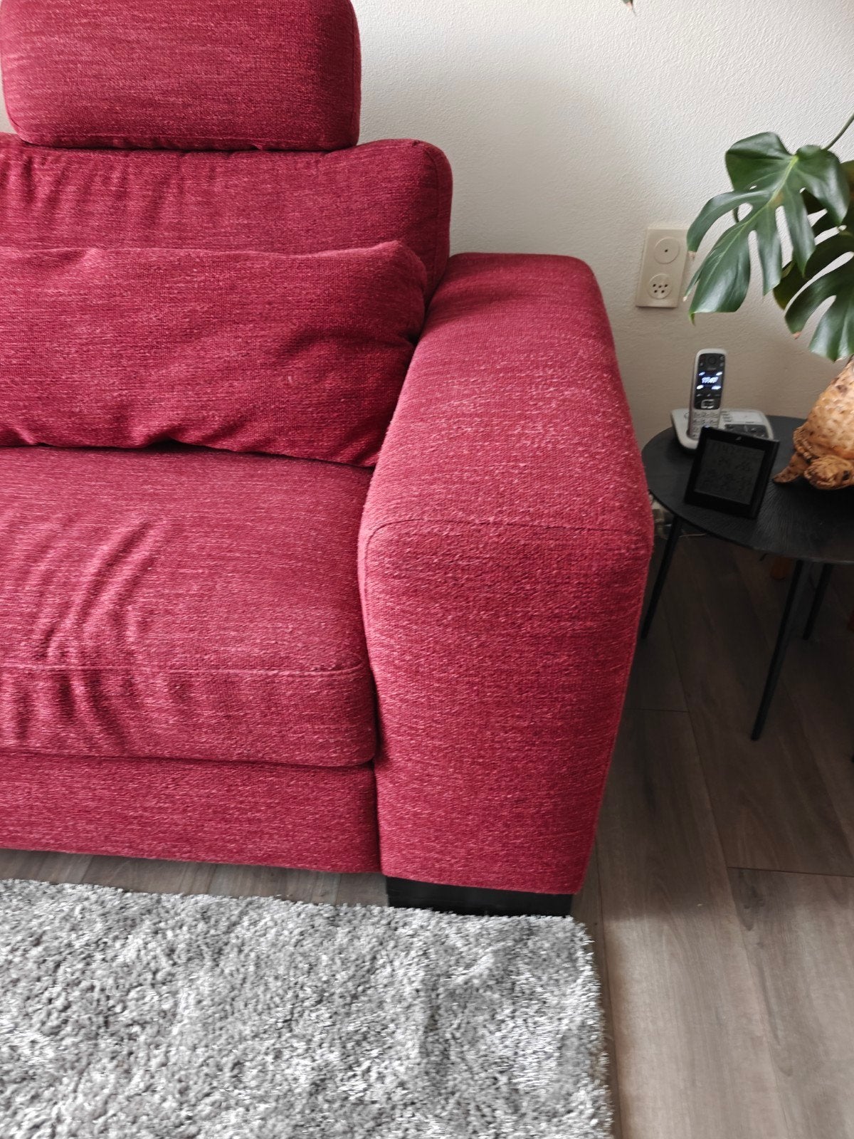 Comfortabele rode bank van Montel - Zo goed als nieuw, Huis en Inrichting, Banken | Bankstellen, Ophalen, Modern en comfortabel