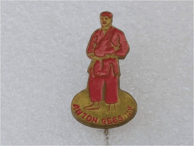 SP2058 Speldje Anton Geesink rood, Ophalen of Verzenden, Gebruikt, Overige onderwerpen