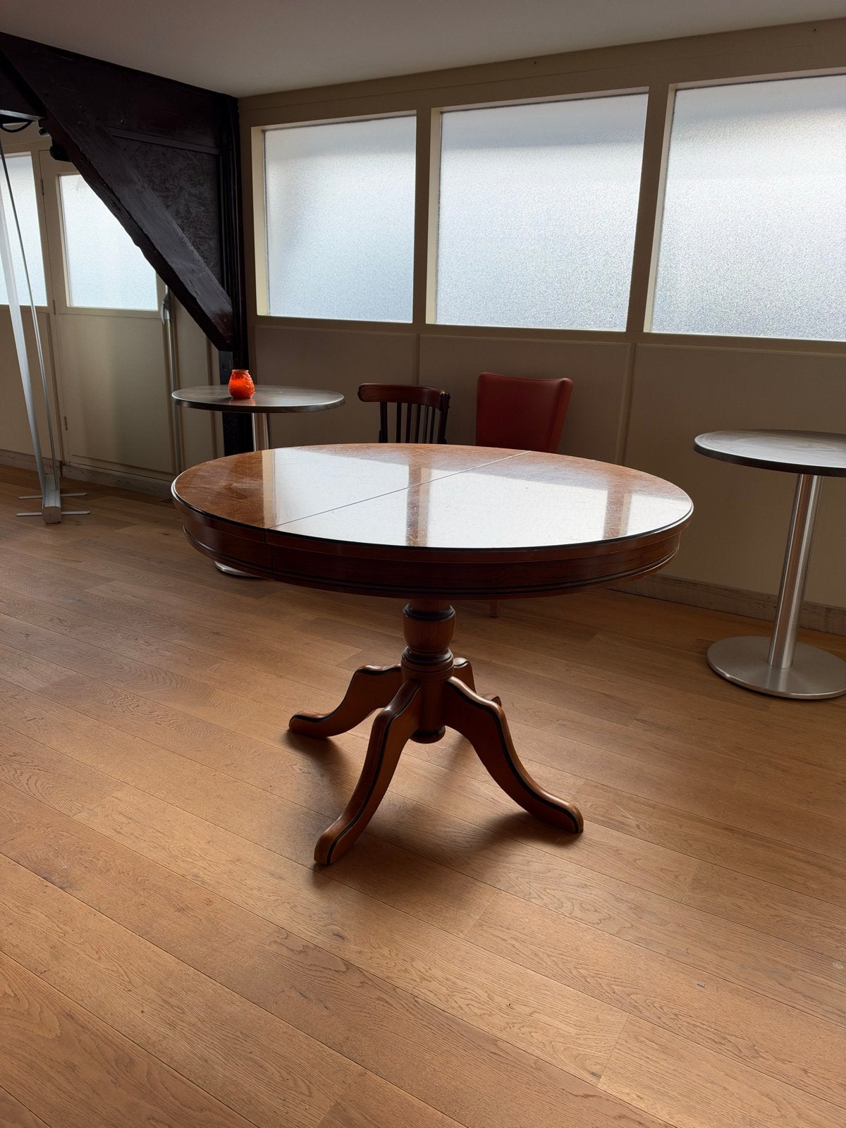 Klassieke uitschuifbare ronde eettafel met centrale poot, Huis en Inrichting, Ophalen, Gebruikt, 100 tot 150 cm, Rond