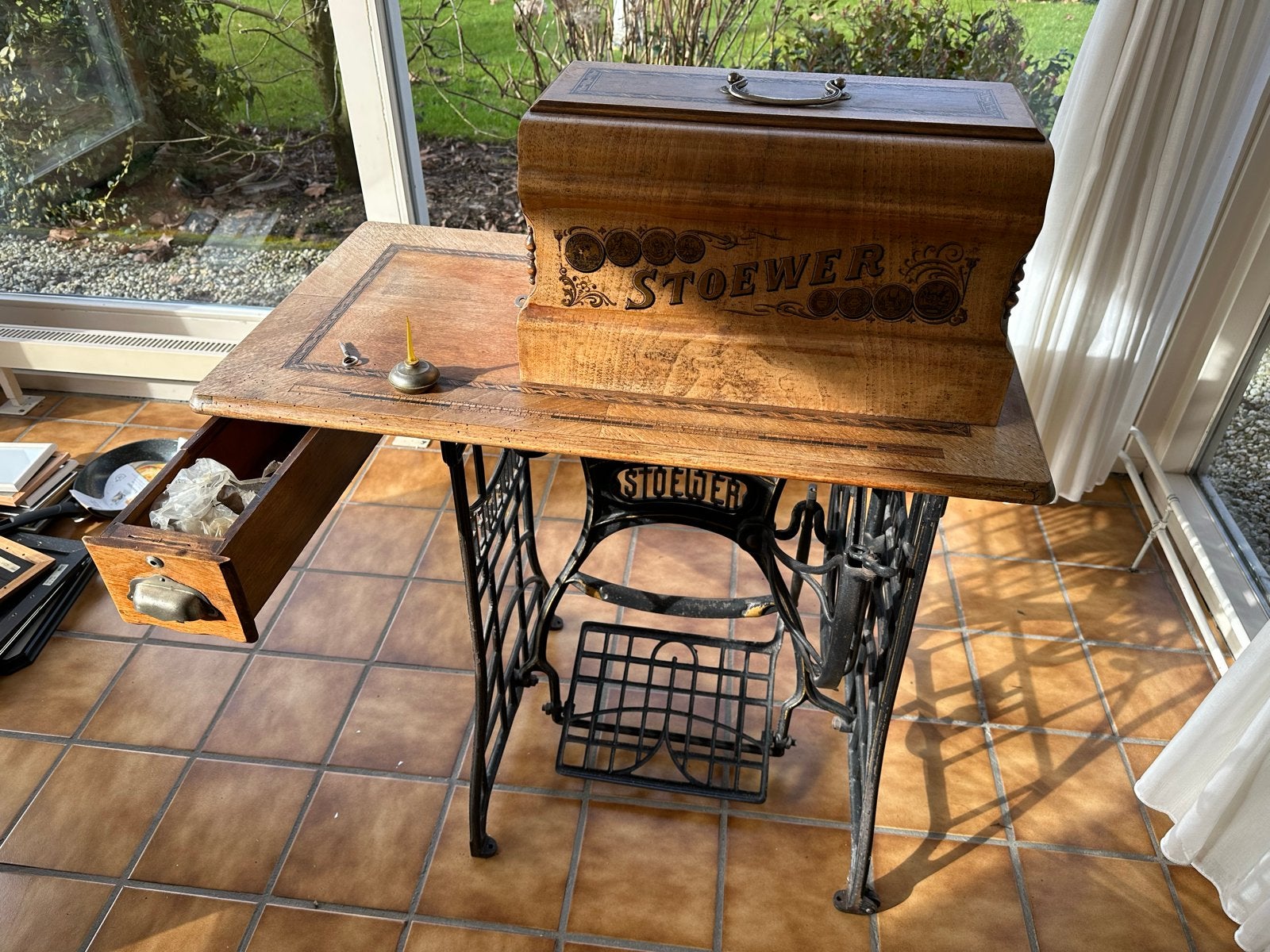 Antieke Stoewer Naaimachine met Houten Kast en Tafel, Ophalen