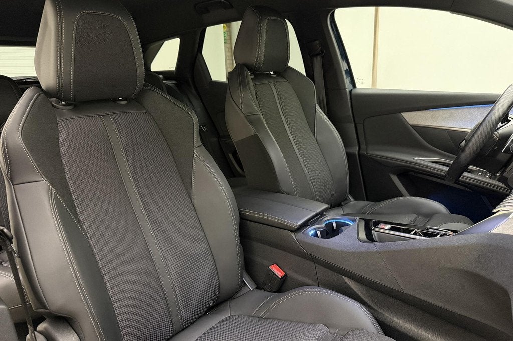 Peugeot 3008 1.2 PureTech GT 130 PK automaat | Black Pack |, Gebruikt, 1199 cc, Blauw, Leder en Stof