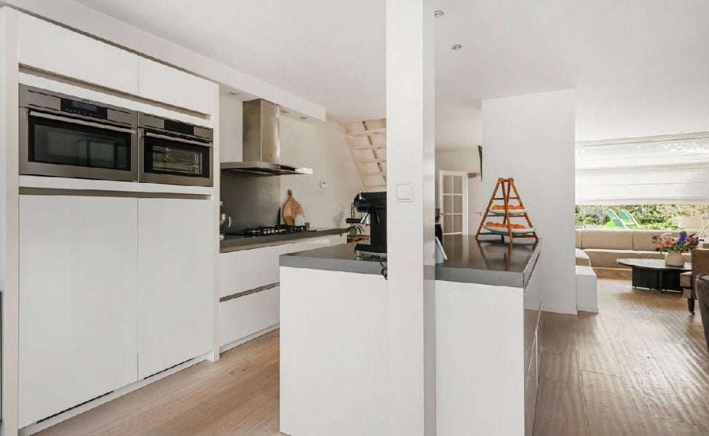 MODERNE MAT WITTE EILANDKEUKEN INCL. AEG APPARATUUR – €2.990, Wit, Overige typen, Ophalen of Verzenden, Zo goed als nieuw