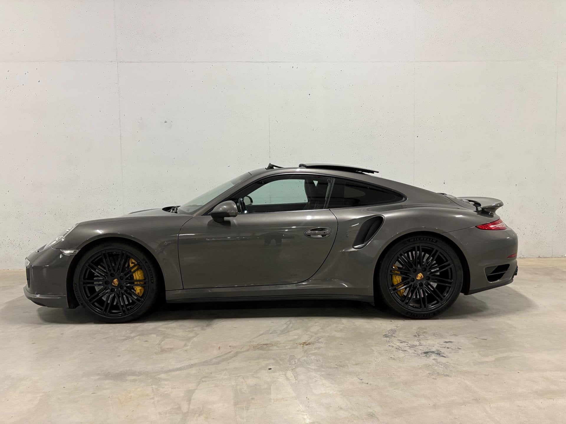 Porsche 911 3.8 Turbo S Ceramic Pano Burmester Leer NL-auto, Automaat, Gebruikt, Euro 6, 4 stoelen