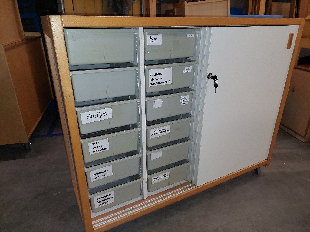 Vintage Schilte schuifdeurkast met lades / bakken én slot, 100 tot 150 cm, Ophalen of Verzenden, Zo goed als nieuw, School / KDV