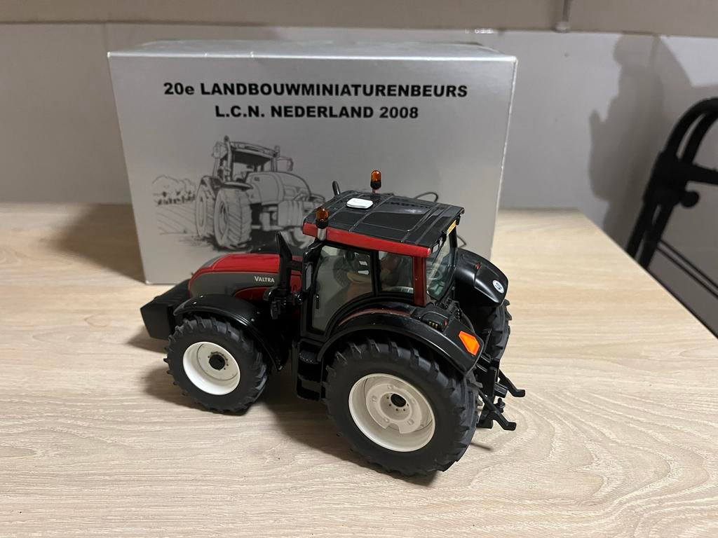 Valtra Tractor Miniatuurmodel 1:32 - LCN Nederland 2008, Hobby en Vrije tijd, Modelauto's | 1:32, Zo goed als nieuw, Overige typen