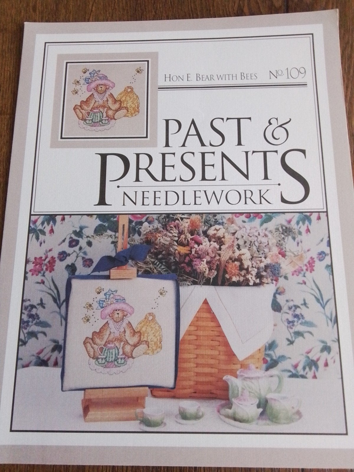 past presents, hone E bear with bees, nr 109, Ophalen of Verzenden, Zo goed als nieuw, Handborduren, Patroon
